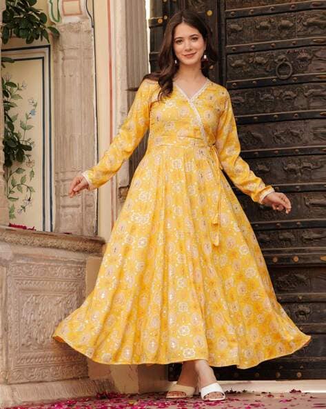 Long yellow dress with v-neckline and elegant knee-length cut for women